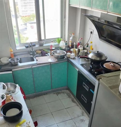 常温储存食品的杂乱厨房橱柜实拍