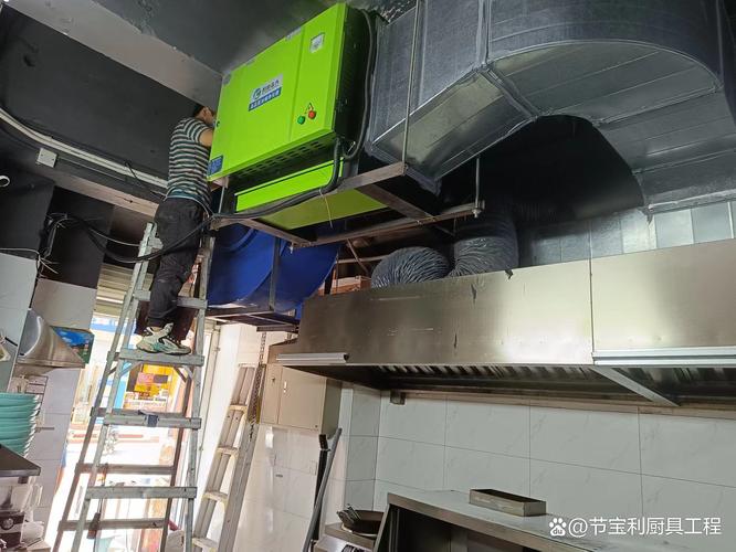 油烟净化器厂家售后工程师上门调试设备实拍