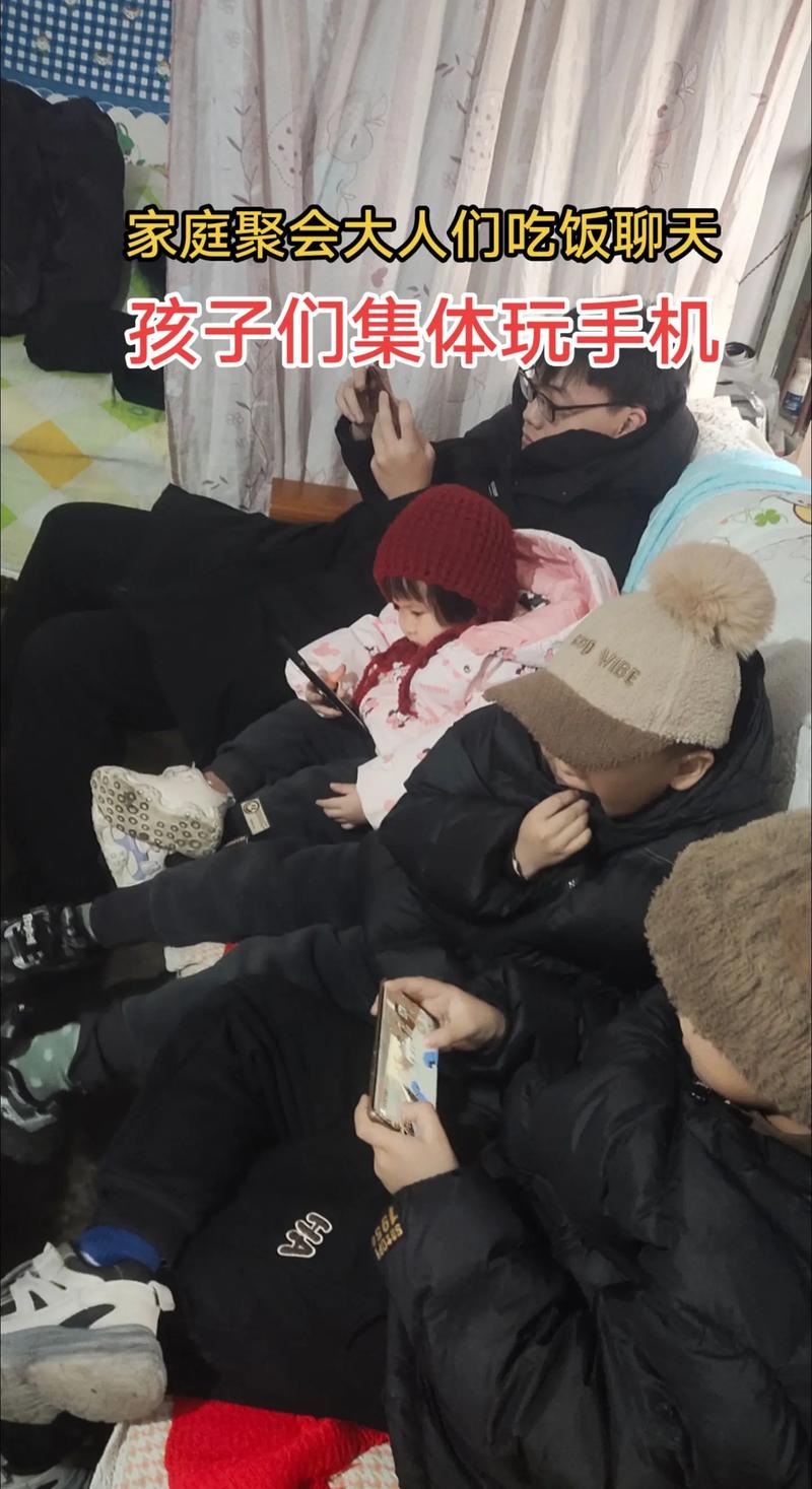 搞笑视频朋友聚会一起看手机大笑