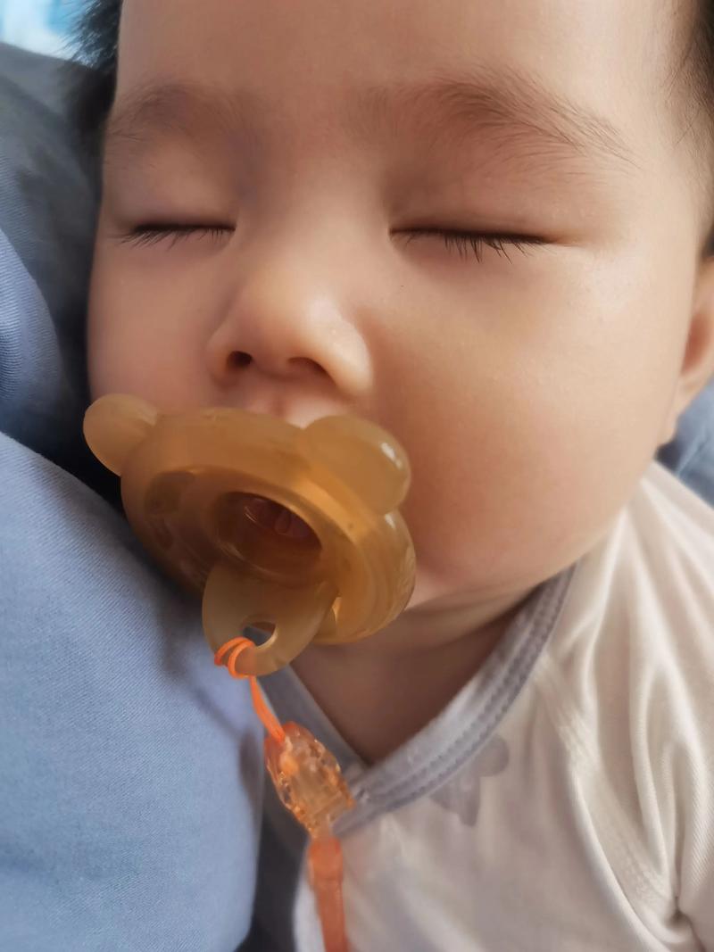 大孩子偷偷扔掉新生儿安抚奶嘴的瞬间