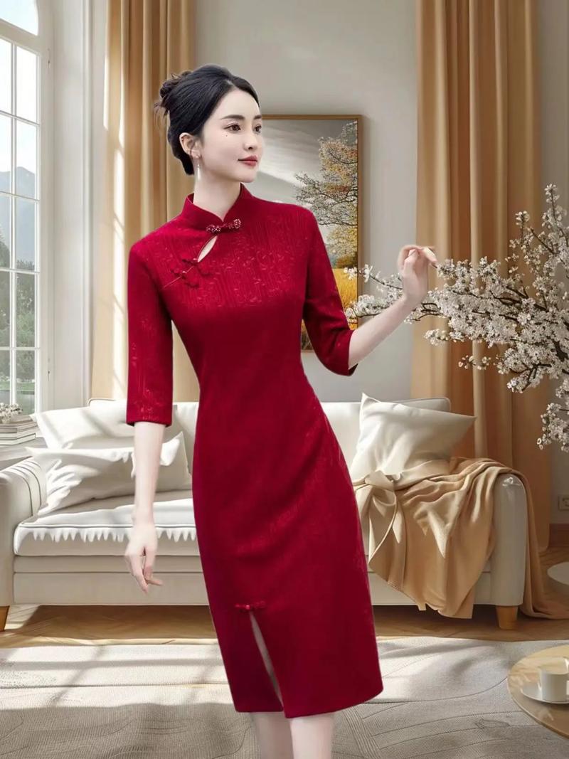 妈妈在婚纱店试穿改良旗袍配低跟鞋