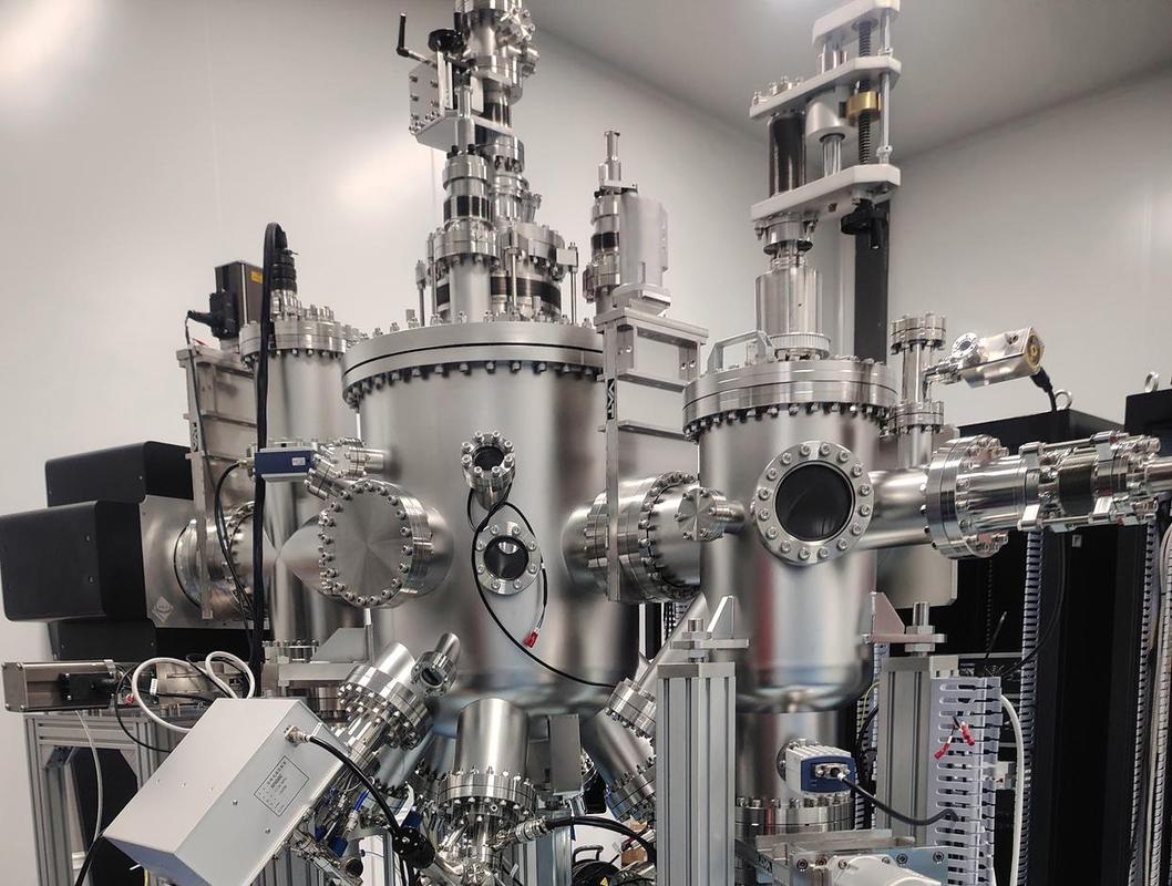 实验室材料科学纳米薄膜沉积设备操作场景