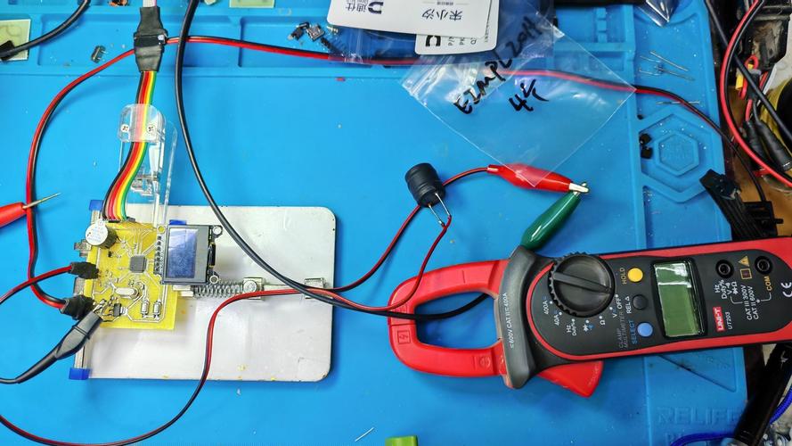 万用表测量汽车继电器线圈电阻实拍