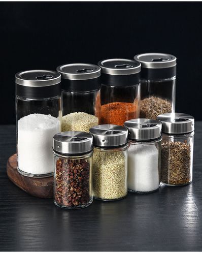 素食调味酱料瓶和香料的混合展示
