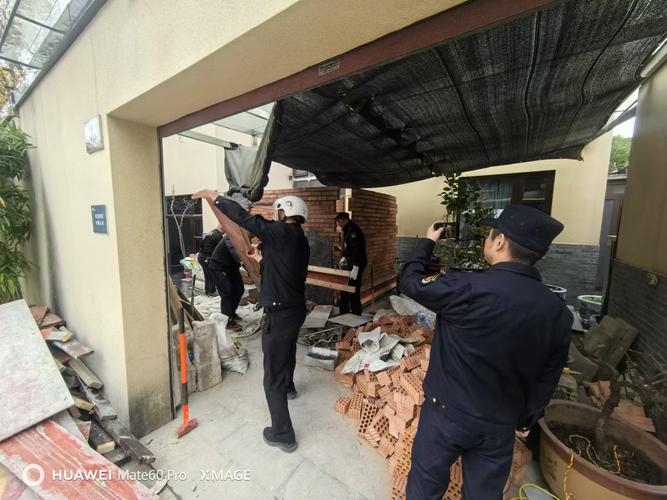 南京住宅小区违建附赠空间拆除现场