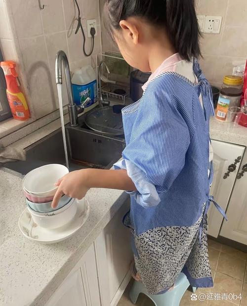 小学周末家庭劳动打卡孩子帮爸妈洗碗场景