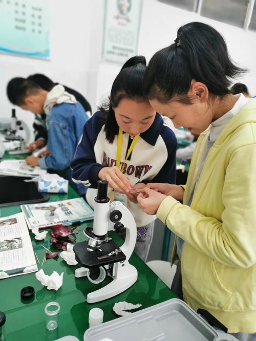大学生在实验室用显微镜观察样本