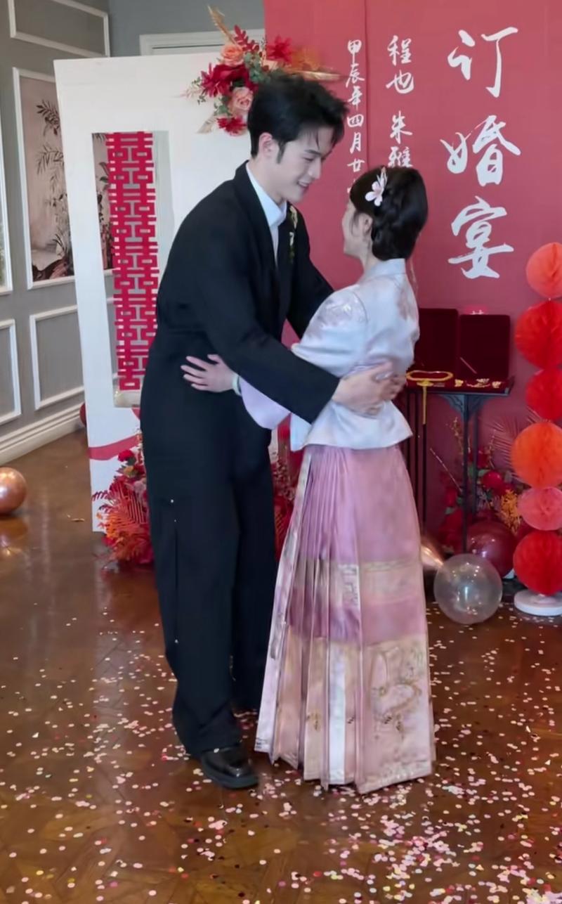 婚礼现场双证婚人并肩站立