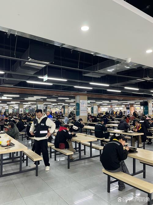 制造业工厂食堂年轻工人拼桌吃饭场景