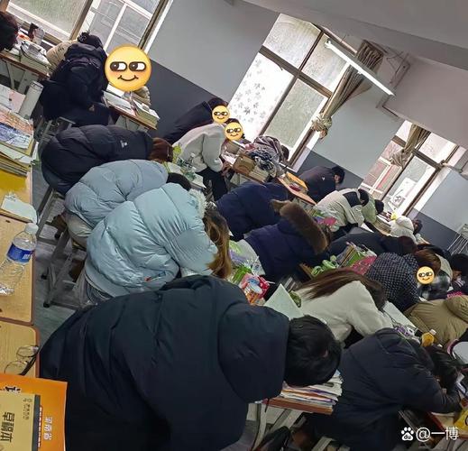 小学课后服务教室学生趴在桌沿盯着时钟等下课的实拍