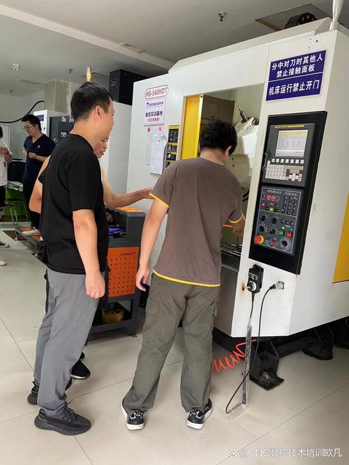 喷码机厂家技术人员为客户做操作培训