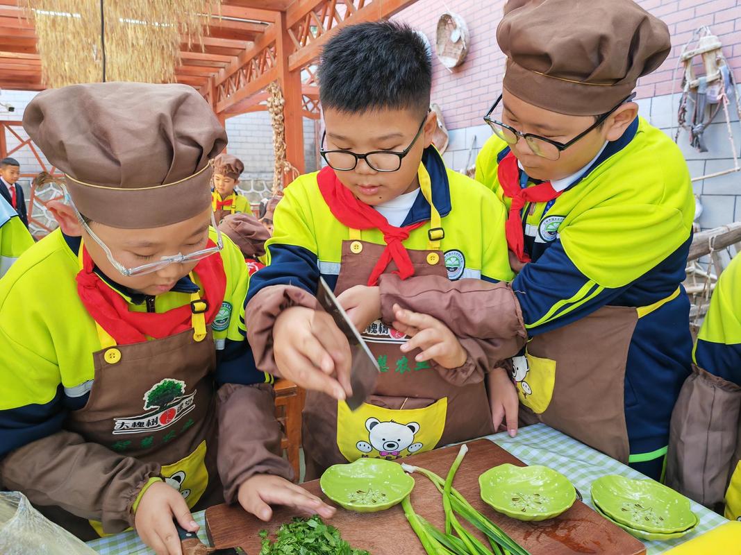 小学课后服务烹饪课程孩子学做菜照片
