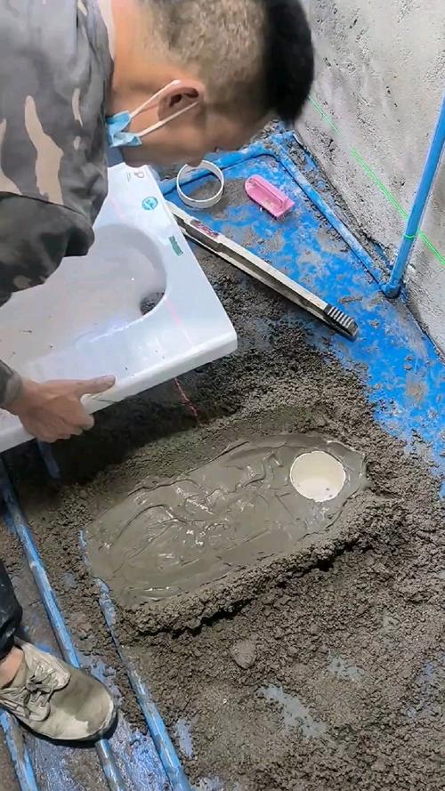 蹲便器安装固定填砂浆施工实景图