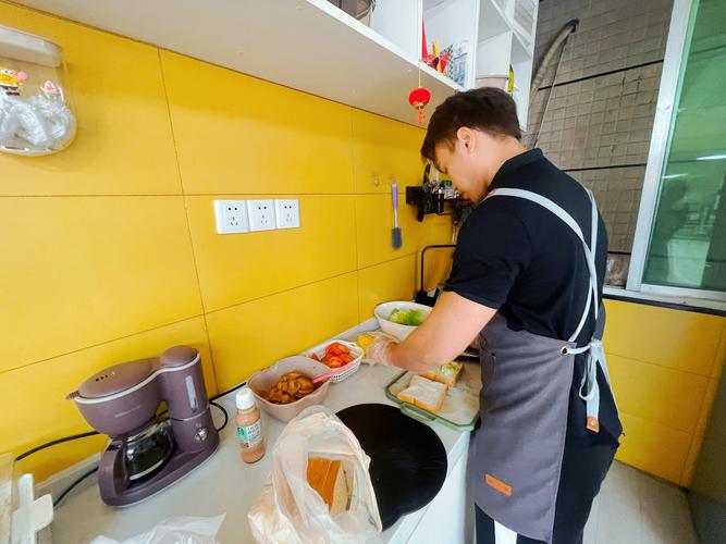 背包客在青年旅舍厨房做饭