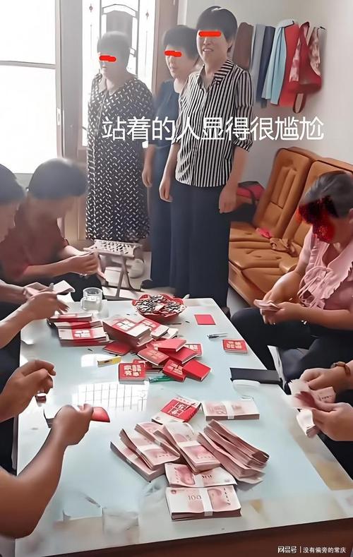 婚礼现场嘉宾在用硬币刮彩票狼狈场景