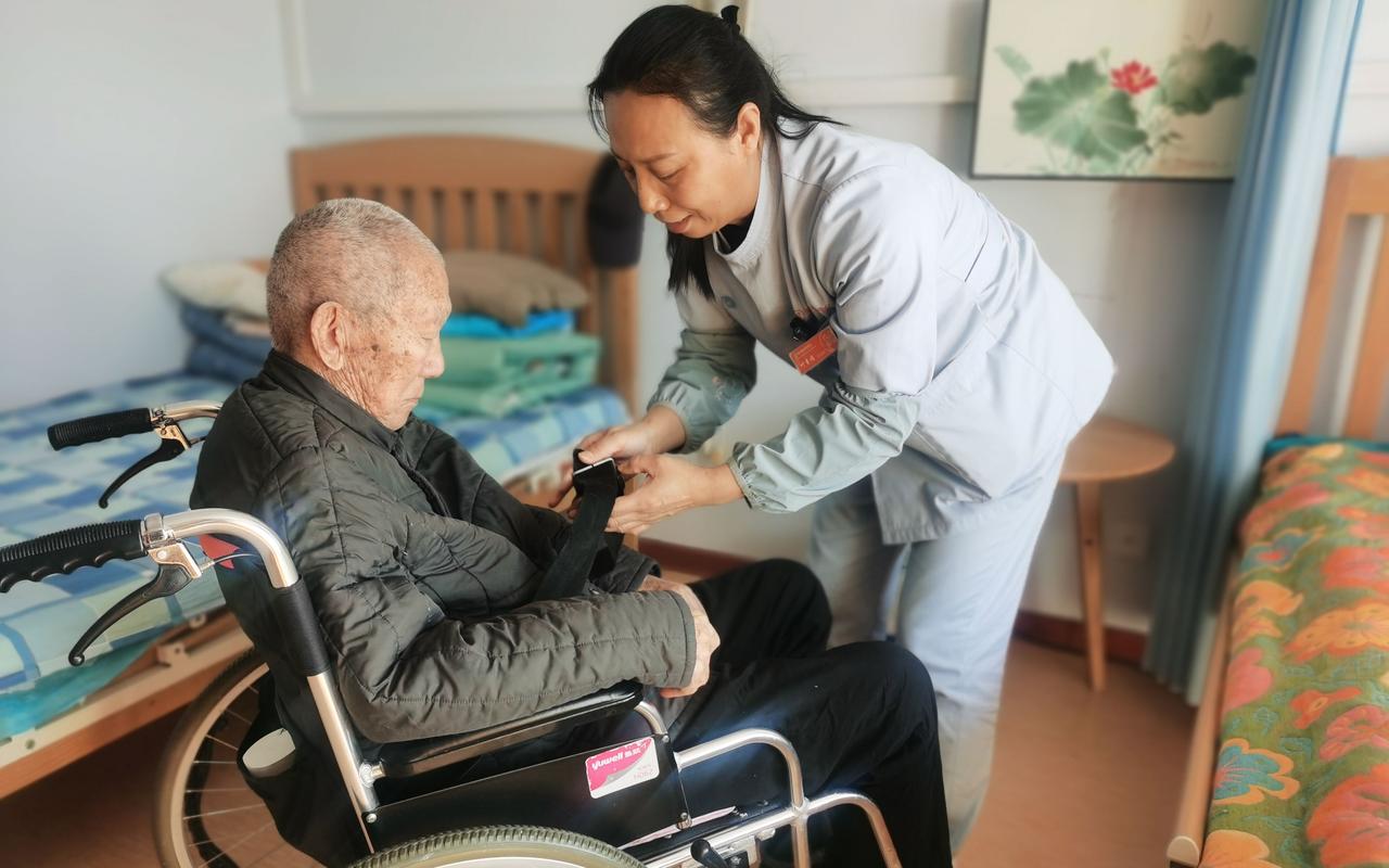 卧床全残老人日常护工照料场景图