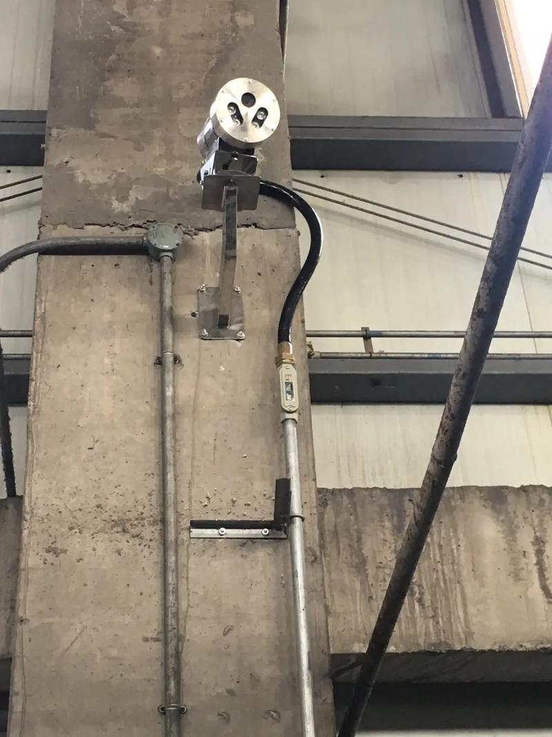 工人擦拭防爆摄像头镜头