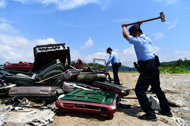 民警销毁网络赌博设备现场照片