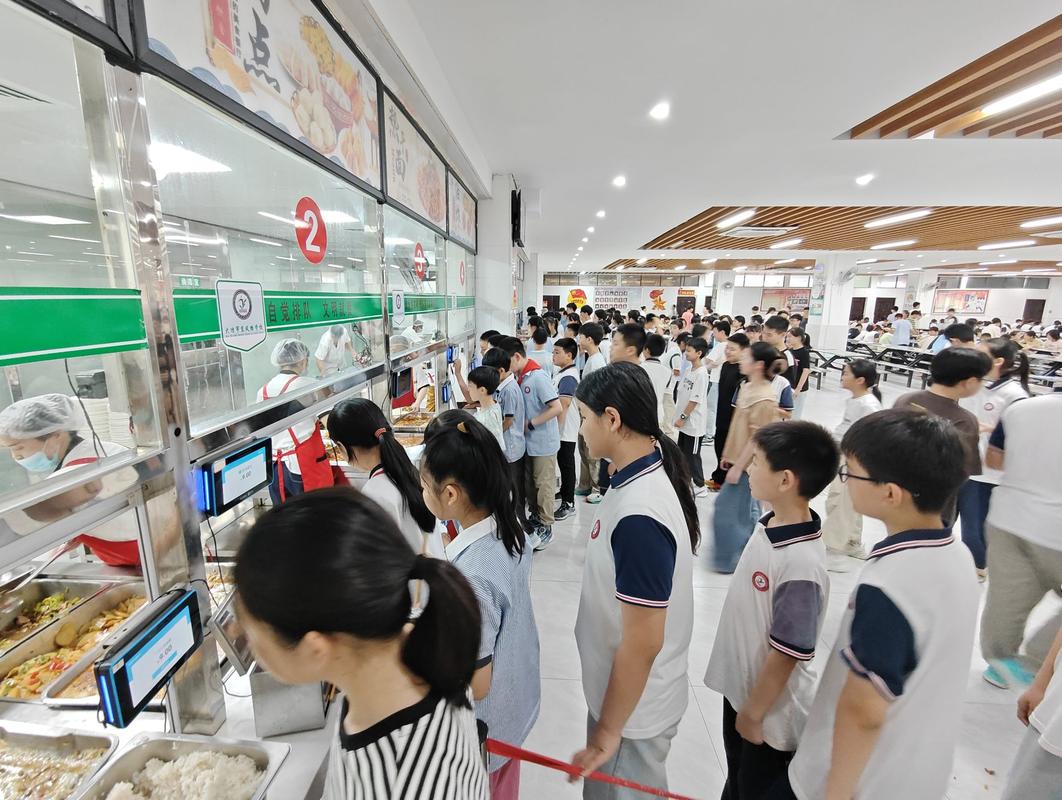 中学校长和学生在食堂窗口排队打饭实拍