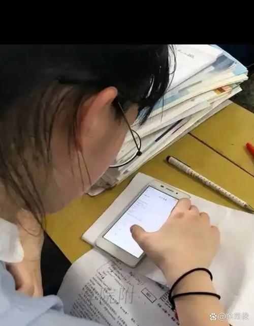 居家上网课分心刷手机场景实拍