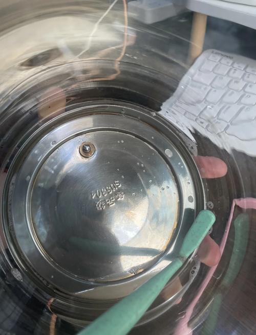 清理完成的干净烧水壶底部实拍