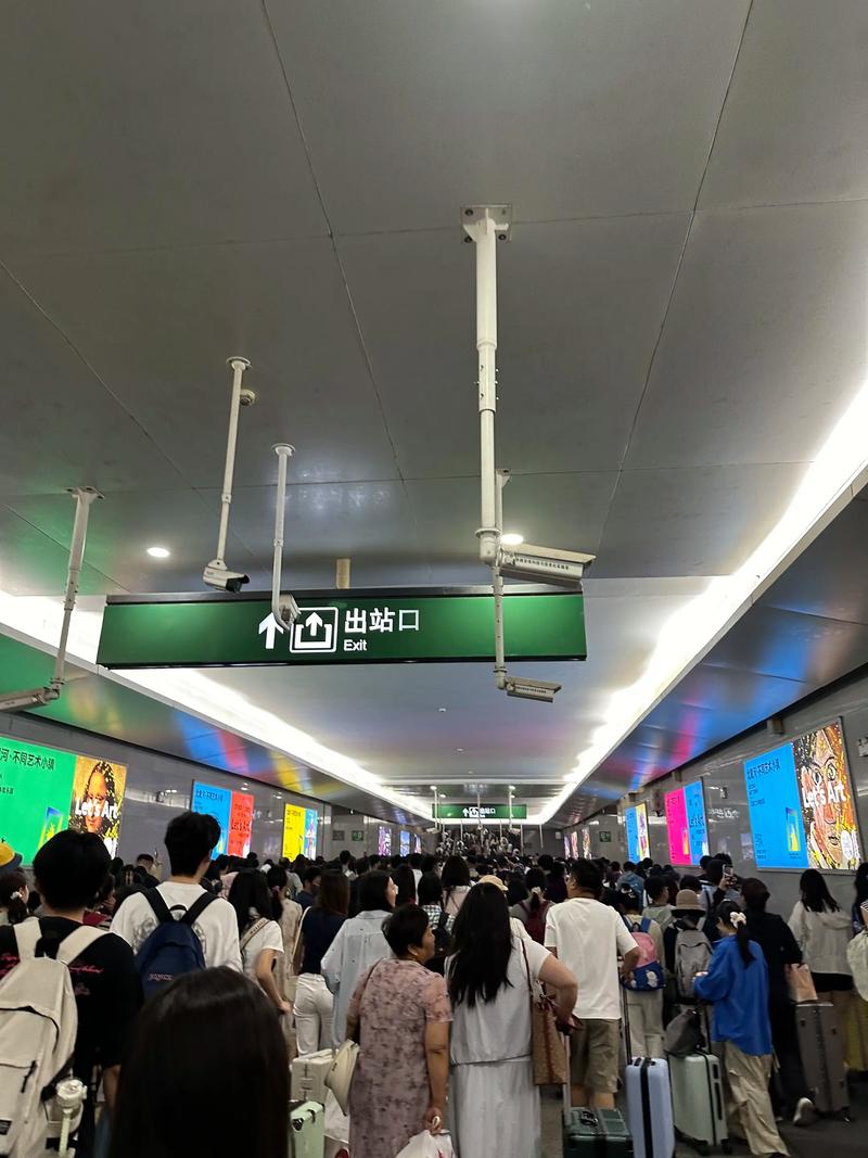 高铁站出站口人流