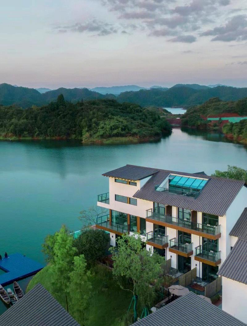 千岛湖镇中心湖片区临湖民宿阳台看湖视角