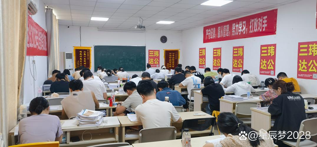 公务员考试考场考生答题实拍图