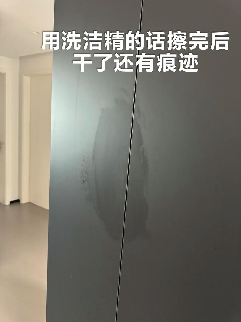 普通免漆肤感柜门留下的指纹印实拍