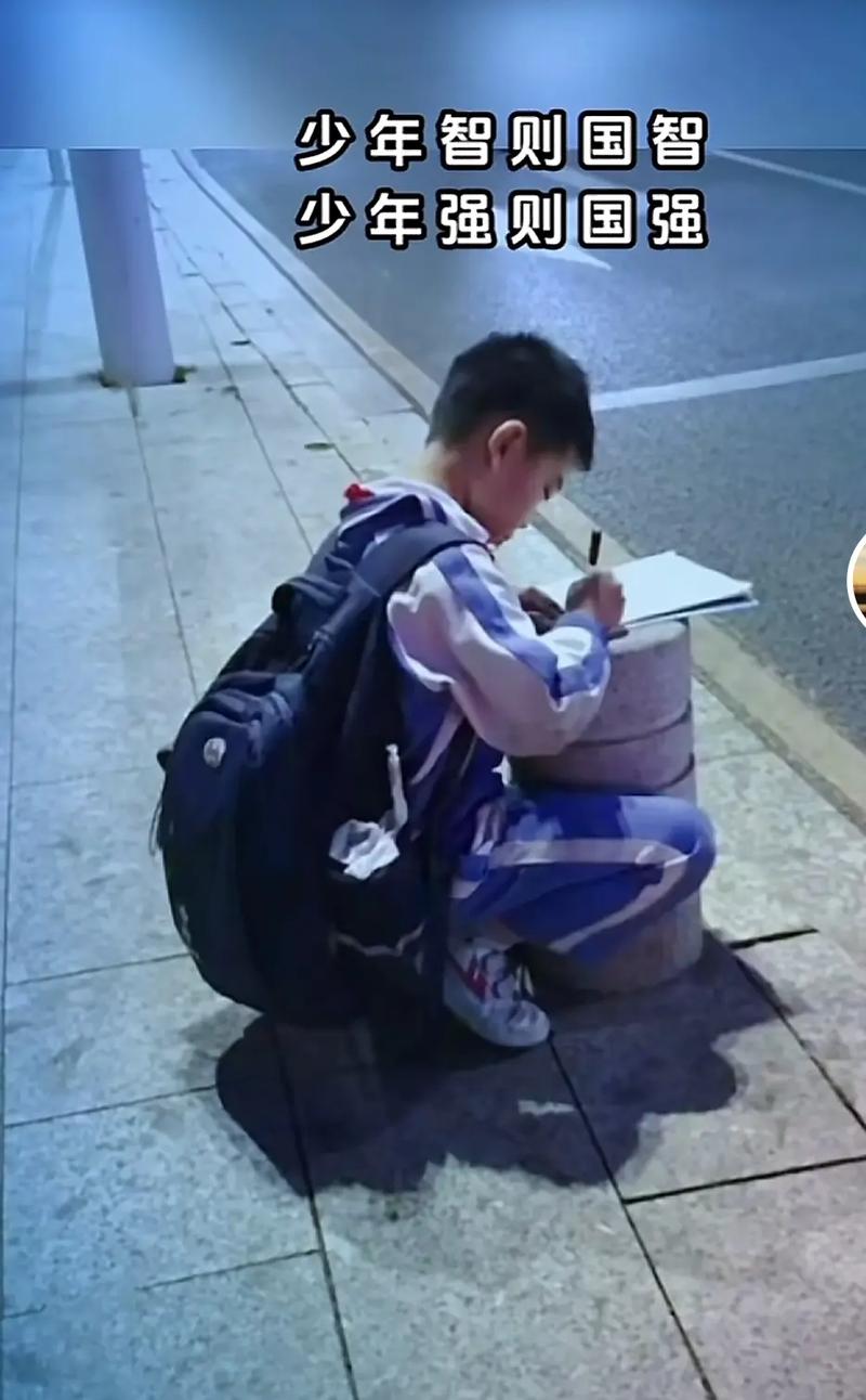 城郊汽配城门口蹲着写作业的流动儿童小女孩