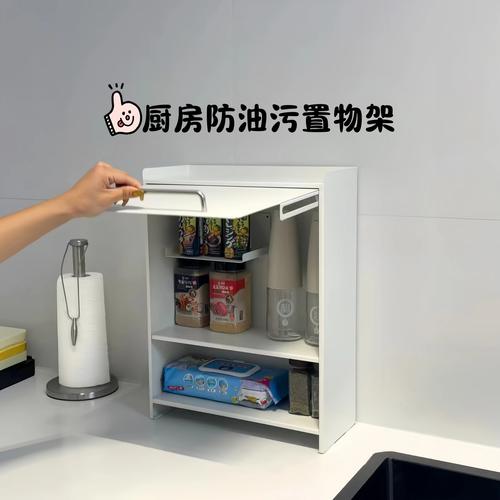 灶台边积满油污的调料置物架