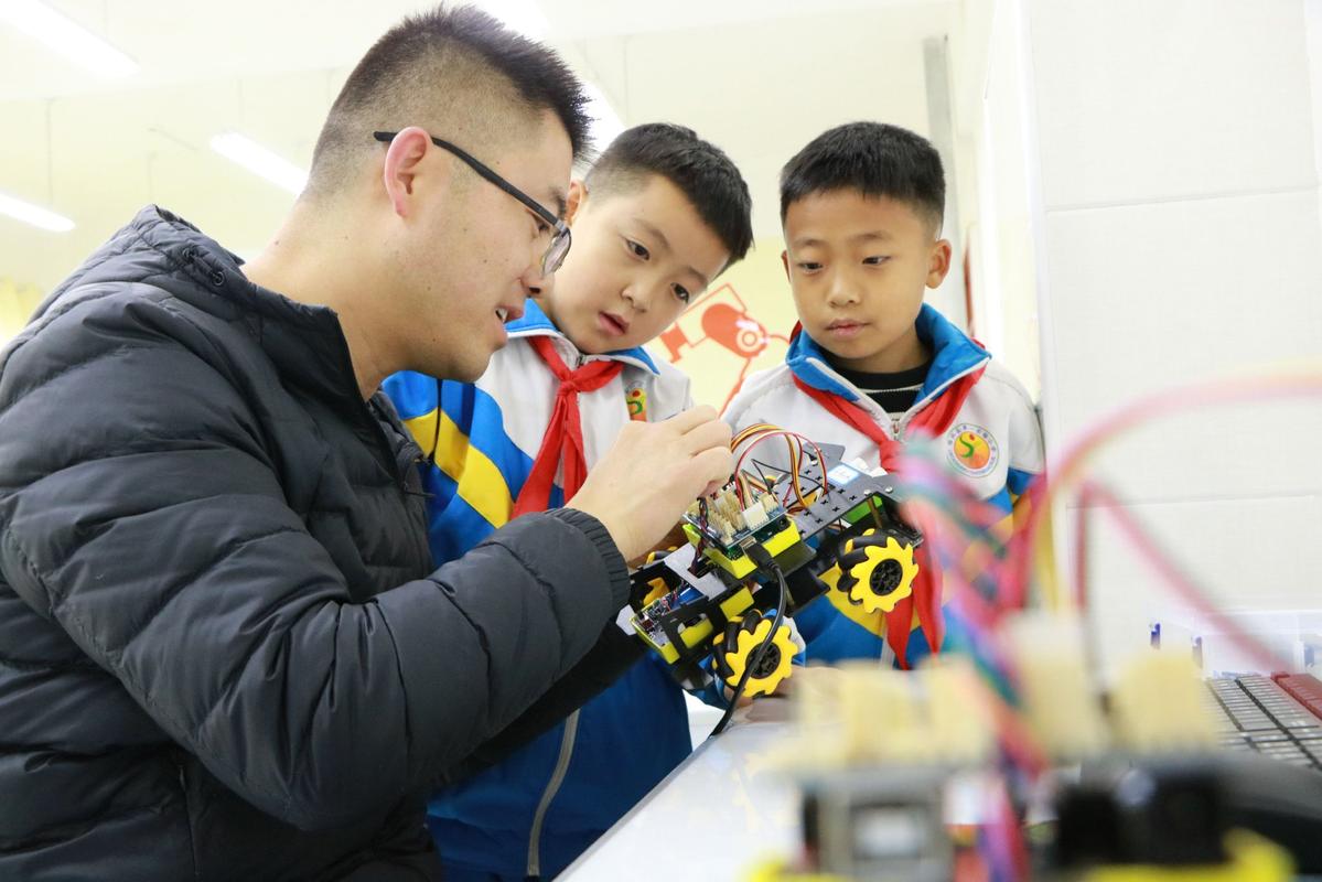 小学课堂学生分组做机器人教育实践活动
