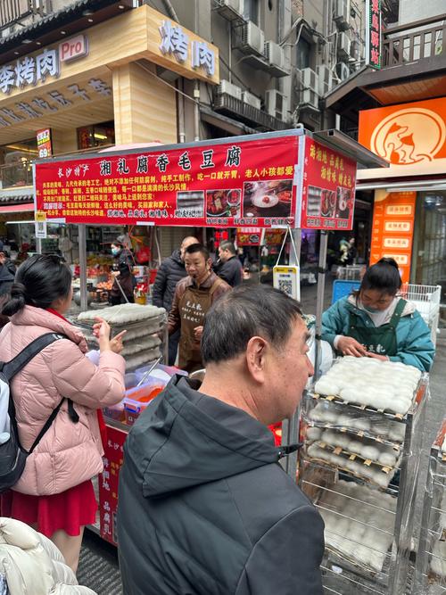 徽州古城巷弄露天毛豆腐发酵木架