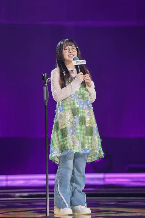 脱口秀演员在舞台上表演近照