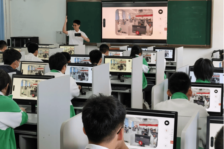 初中信息技术课堂上学生分组辨别AI生成假新闻的活动现场