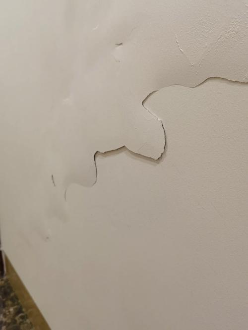 业主家墙面鼓包开裂的劣质保温板实景