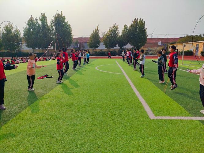 小学阳光体育大课间欢乐跳绳活动