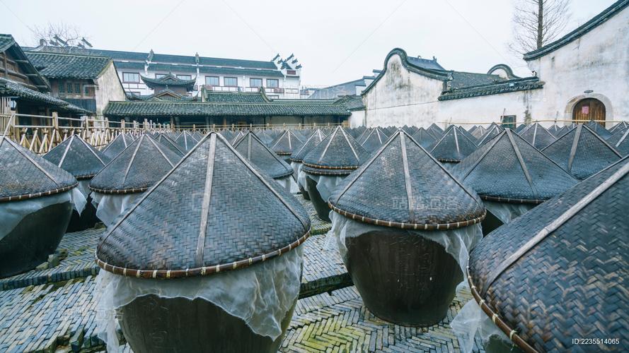 东流双塔阴影下露天摆放的竹盖酱缸