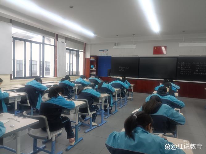 传统教室中学生们埋头做英语练习题