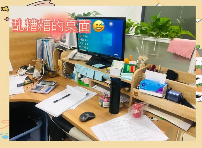 95后年轻人离职收拾办公桌面场景图