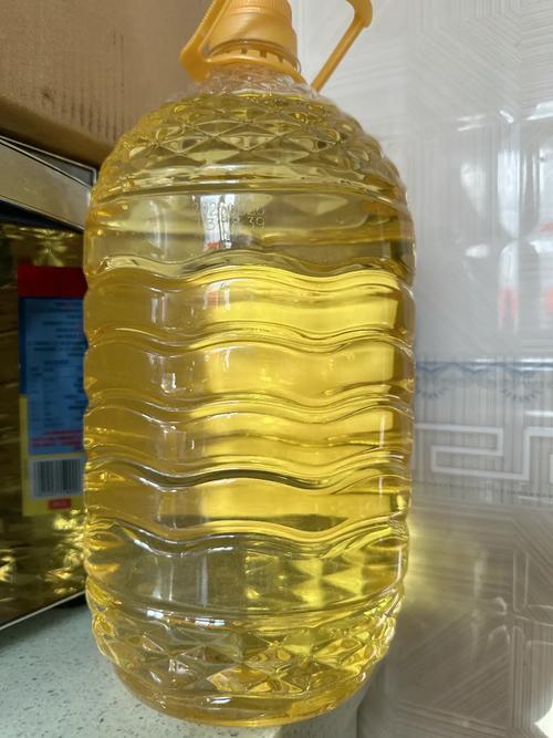 放在燃气灶旁的大桶食用油