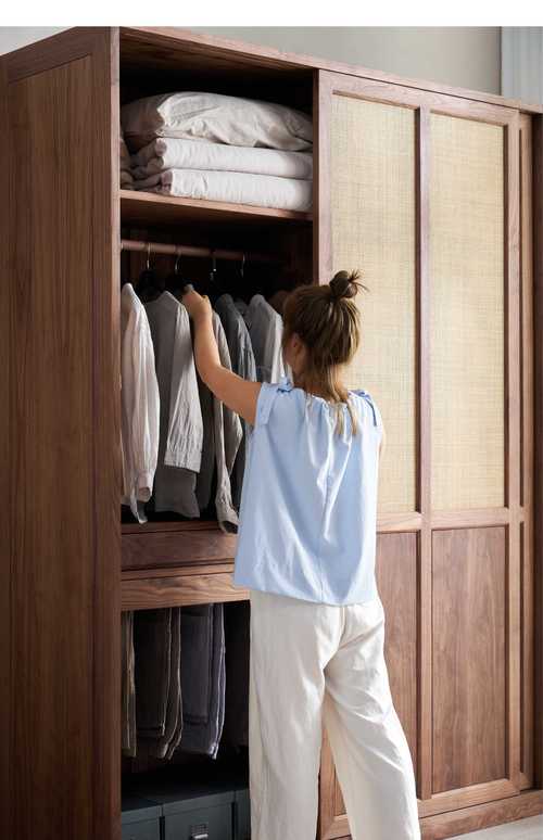 女性在衣柜前纠结衣服选择的背影