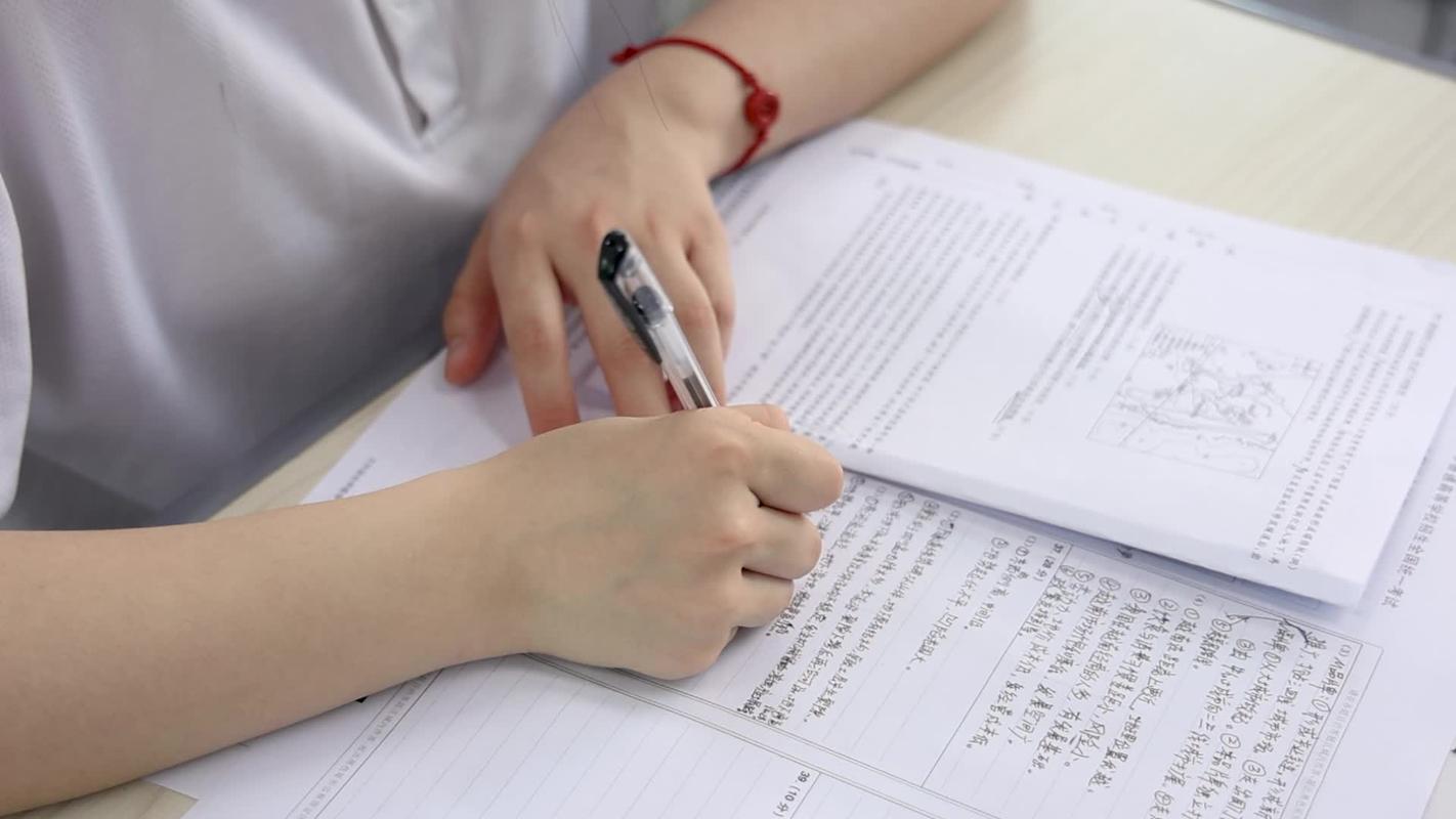 高三学生对着专业志愿填报指南发呆的实拍图