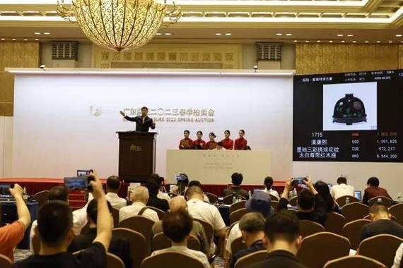 国内小型文物拍卖场签约现场