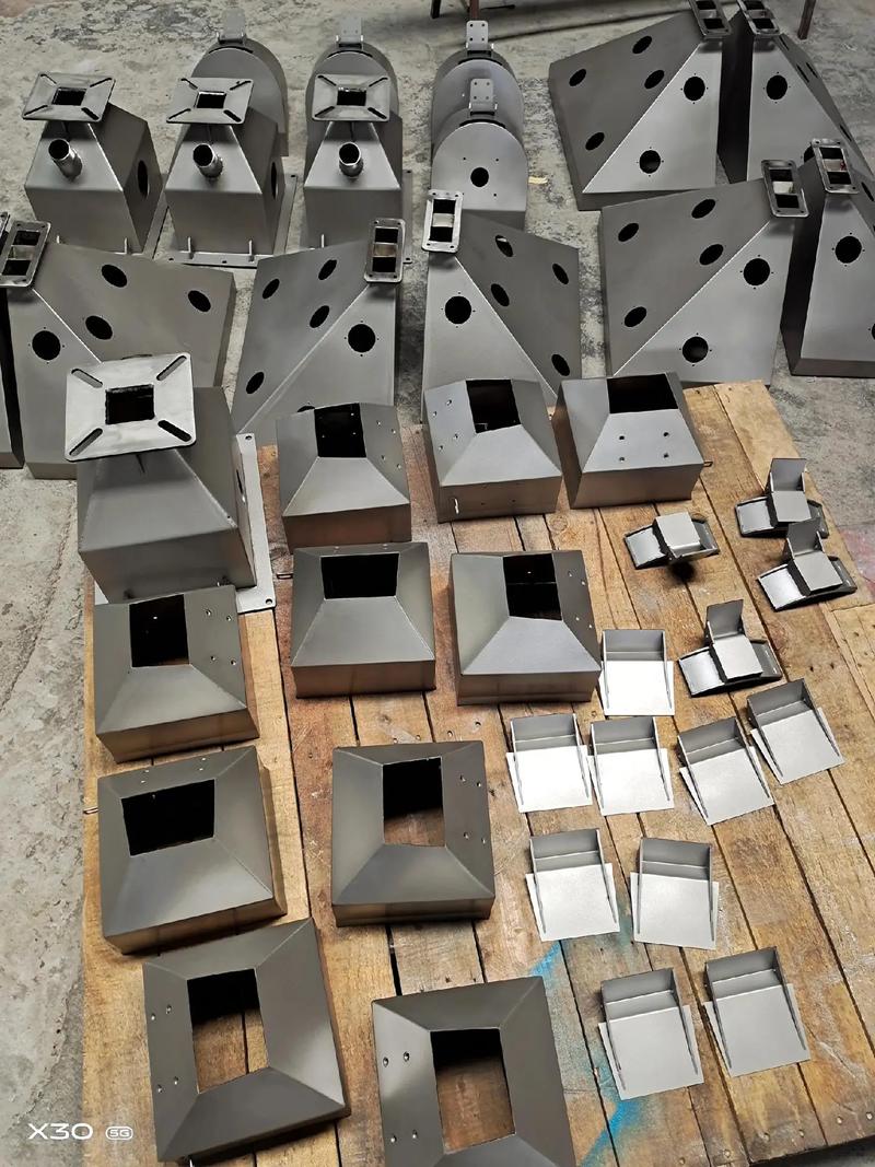 展会上喷砂机厂家展示的打样金属工件特写