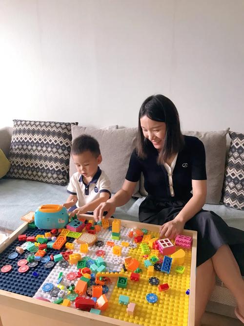 妈妈单独陪老大拼乐高亲子照