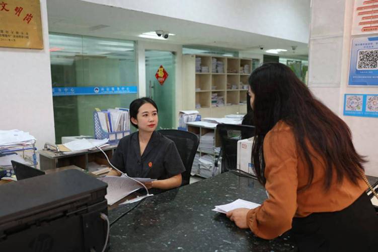 城区法院门口离婚立案当事人实拍