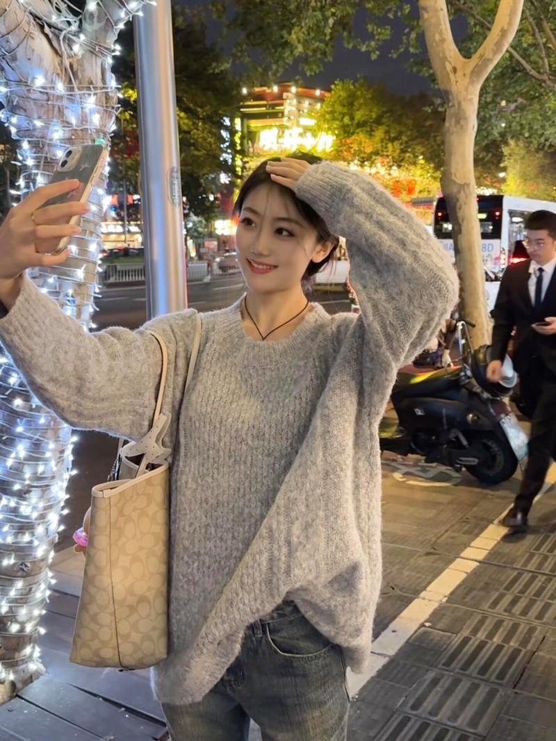 手机夜景拍摄正确手持姿势示范图