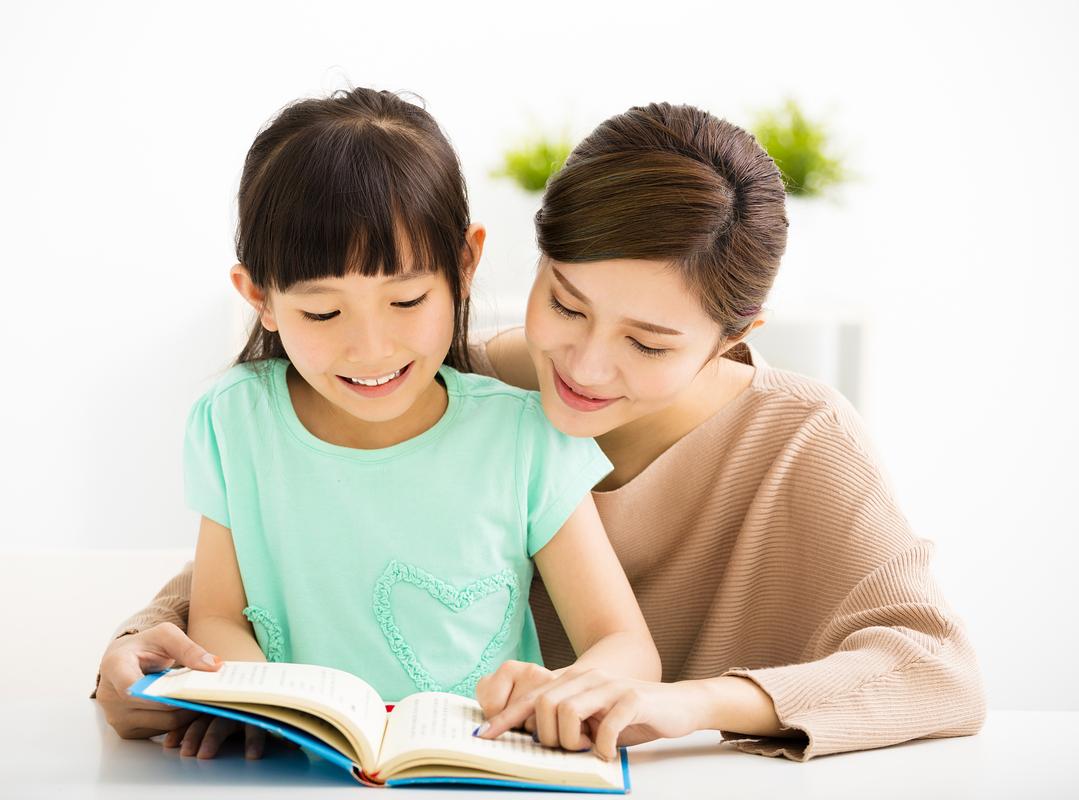 亲子共读时孩子靠在妈妈肩上看书