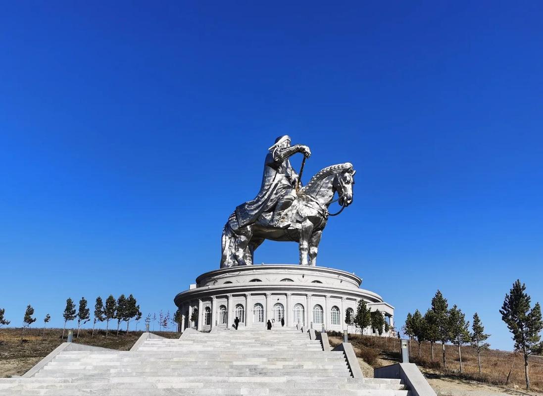 成吉思汗陵景区入口成吉思汗骑马雕像
